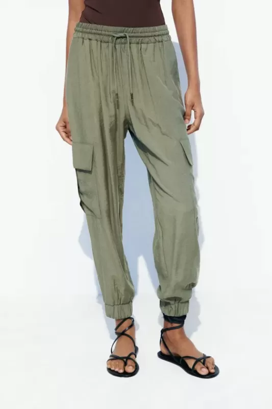 Cargo pants with elastic waistband