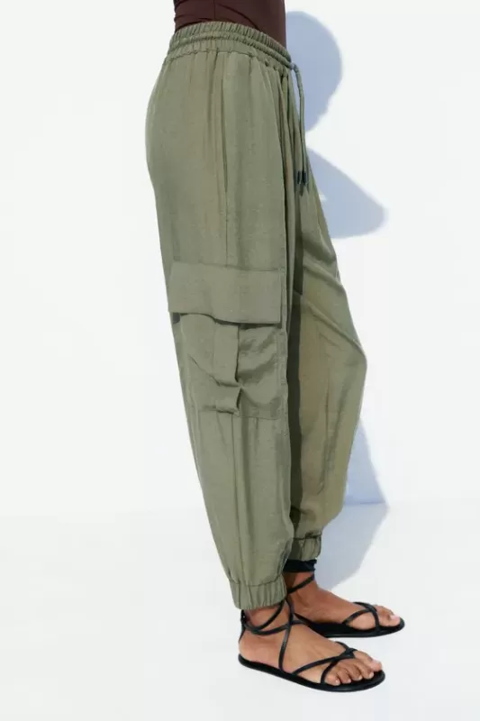 Cargo pants with elastic waistband