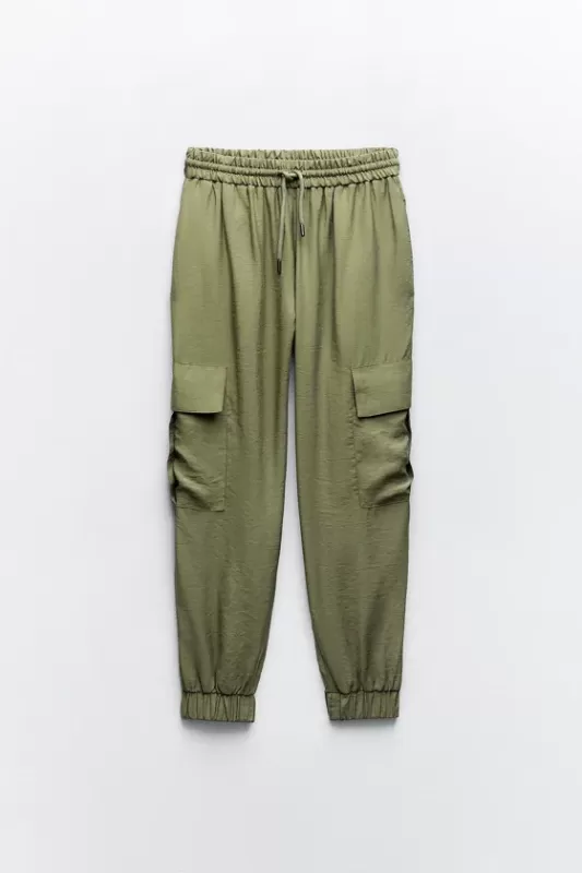 Cargo pants with elastic waistband