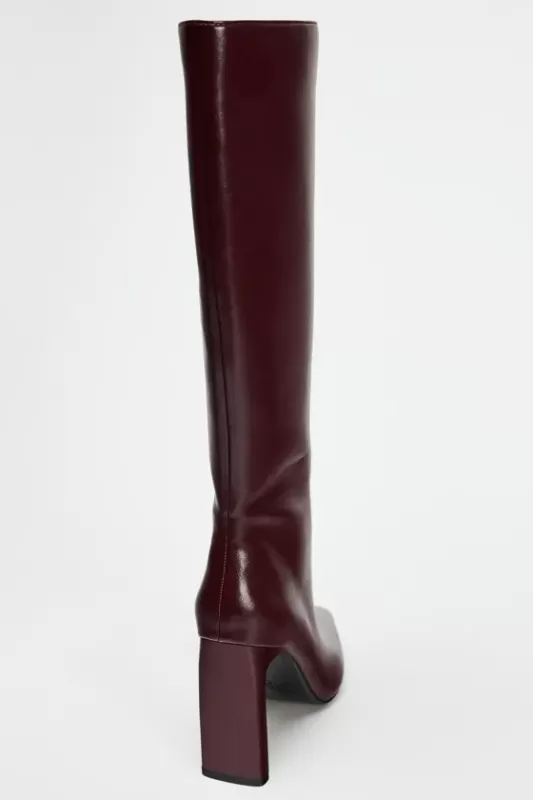 High-heeled boots