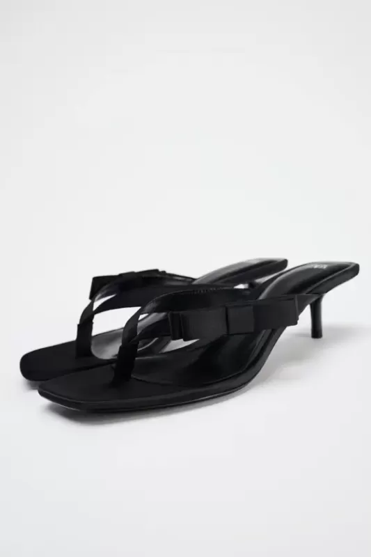 Medium slim heeled sandals with a bow