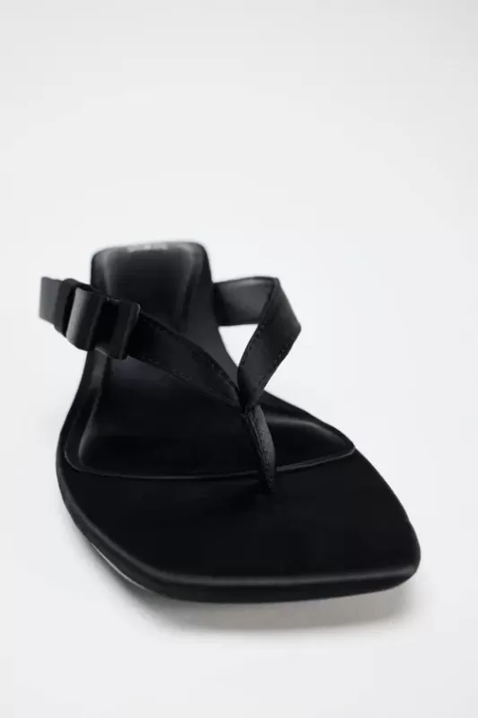 Medium slim heeled sandals with a bow