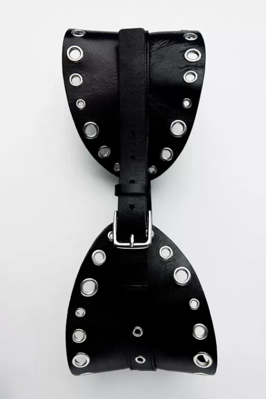 Corset belt with rivets