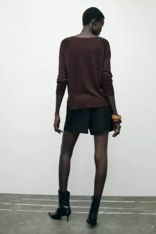 Basic sweater made of fine knit fabric